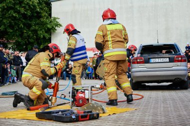 Kurtarma operasyonları sırasında üniformalı itfaiyeciler. Katy Wroclawskie, Polonya - 28 Mayıs 2022