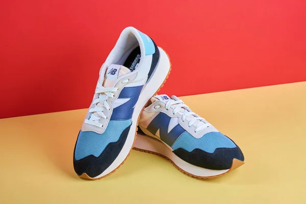 Para Modnych Butów New Balance Model Ms237Hl1 Kreatywnym Kolorowym Tle — Zdjęcie stockowe