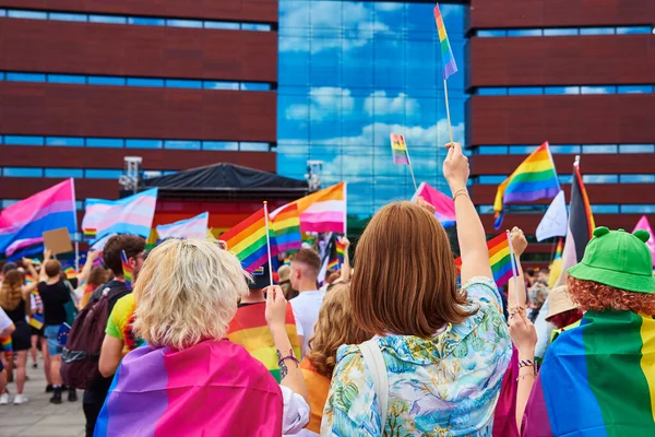 プライドパレードでLgbtqの虹の旗を持つ人々が集まります 多様性 ジェンダーアイデンティティの概念 ポーランド ヴロツワフ 2022年6月11日 — ストック写真