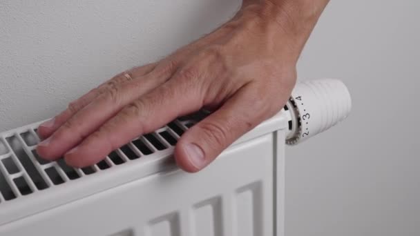 Man Aanpassing Temperatuur Verwarming Radiator Energiecrisis Concept Europa Stijgende Kosten — Stockvideo