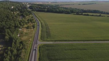 Hareket halindeki arabalarla kırsal yol manzarası, varoşlara hafta sonu gezisi, dağlarla ve küçük köylerle dolu güzel doğa geçmişi.