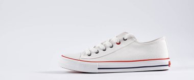 Beyaz arka planda bayan spor ayakkabıları, gündelik moda ayakkabılar yakın plan, kopya alanı olan yaratıcı minimal tasarım