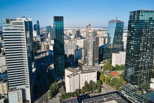 华沙城市景观空中无人驾驶飞机图像 华沙市中心摩天大楼 波兰首都 商业中心有现代办公大楼 — 图库照片