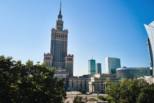 空中无人俯瞰华沙城市景观 华沙文化和科学宫 摩天大楼 波兰首都 商业中心有现代办公大楼 — 图库照片
