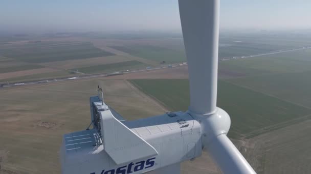 Vindturbin Tillverkad Vestas Wind Systems Flygfoto Väderkvarnsgenerator Landsbygden Utveckling Vindkraft — Stockvideo