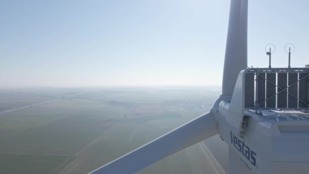 Vindturbin Tillverkad Vestas Wind Systems Flygfoto Väderkvarnsgenerator Landsbygden Utveckling Vindkraft — Stockvideo