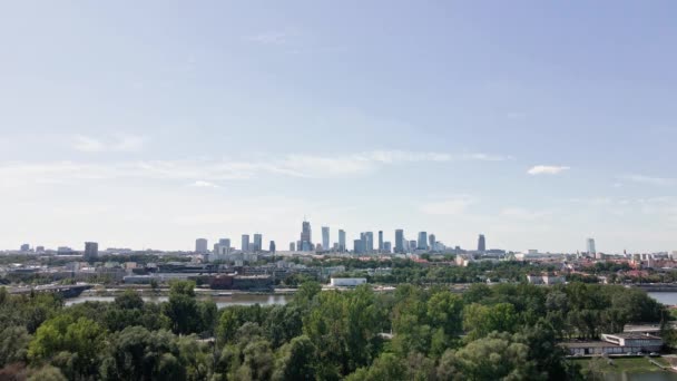 夏の日には ワルシャワ市内の高層ビル パノラマの街並みと川やダウンタウンのスカイライン上のワルシャワの航空ビュー — ストック動画