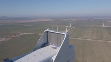 Alandaki rüzgar türbininin kapatılması, yel değirmeni jeneratöründen üretilen yenilenebilir enerji, Avrupa 'daki enerji krizi nedeniyle yeşil rüzgar enerjisinin geliştirilmesi