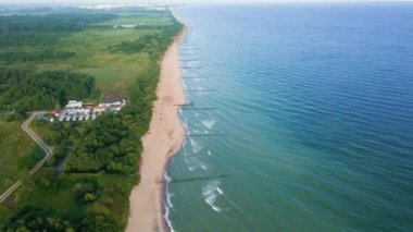 Baltık deniz kıyısı, hava manzaralı. Dalgalar ve kumsallı deniz manzarası. Polonya, Kolobrzeg 'de yaz tatili