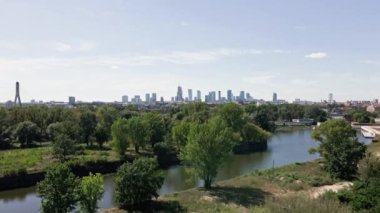Varşova hava manzaralı nehir ve şehir merkezi gökdelenli, yaz günü Warshawa şehrinin panoramik manzaralı.