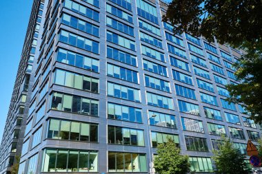 Şehir mimarisi. Yaz günü modern ofis binalarının cephesi