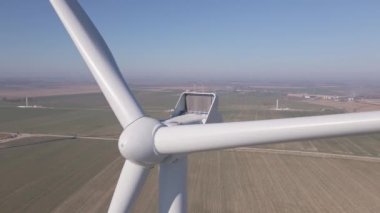 Alandaki rüzgar türbininin kapatılması, yel değirmeni jeneratöründen üretilen yenilenebilir enerji, Avrupa 'daki enerji krizi nedeniyle yeşil rüzgar enerjisinin geliştirilmesi