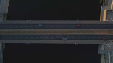 Hareket halindeki arabalarla nehir üzerinde köprü manzarası, şehirdeki trafik için altyapı