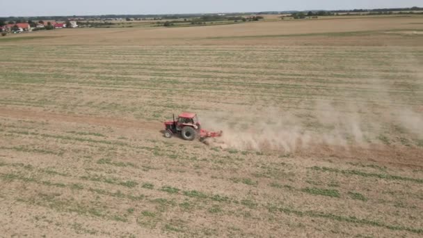 Ackerschlepper Der Landwirtschaftlichen Feld Arbeitet Boden Pflügt Und Pflügt Drohnenblick — Stockvideo