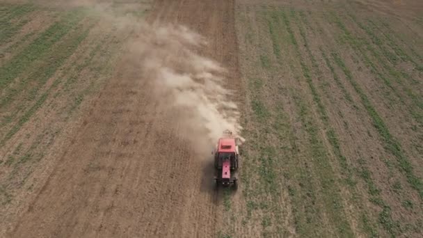 Mezőgazdasági Területen Dolgozó Mezőgazdasági Traktor Talajművelés Szántás Drónra Néző Agribusiness — Stock videók