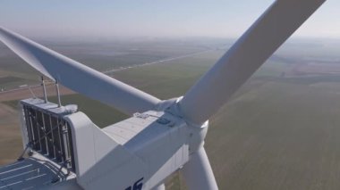 Alandaki rüzgar türbininin kapatılması, yel değirmeni jeneratöründen üretilen yenilenebilir enerji, Avrupa 'daki enerji krizi nedeniyle yeşil rüzgar enerjisinin geliştirilmesi