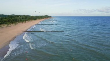 Baltık deniz kıyısı, hava manzaralı. Dalgalar ve kumsallı deniz manzarası. Polonya, Kolobrzeg 'de yaz tatili