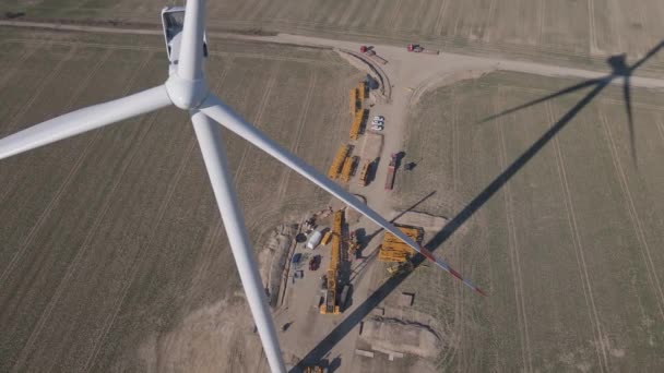 Встановлення Нового Вітрогенератора Технічне Обслуговування Вітряних Турбін Будівельний Майданчик Кранами — стокове відео