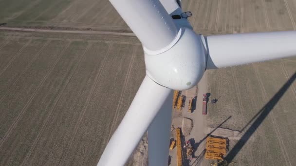 風力発電 風車のメンテナンス 風車塔 風力発電 再生可能エネルギーの組み立て用クレーンの建設現場 — ストック動画