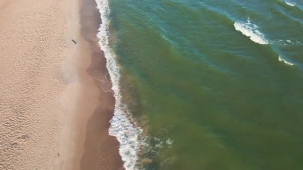 波罗的海海岸线 空中景观 有海浪和沙滩的海洋景观 在波兰Kolobrzeg的暑假 — 图库视频影像