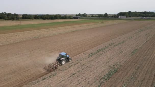 Drohne Fliegt Über Landwirtschaftlichen Traktor Der Auf Landwirtschaftlichem Feld Arbeitet — Stockvideo