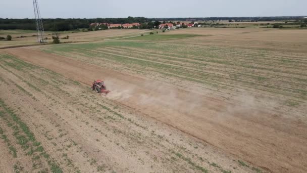 Trator Agrícola Trabalhando Campo Agrícola Cultivando Arar Solo Vista Drone — Vídeo de Stock