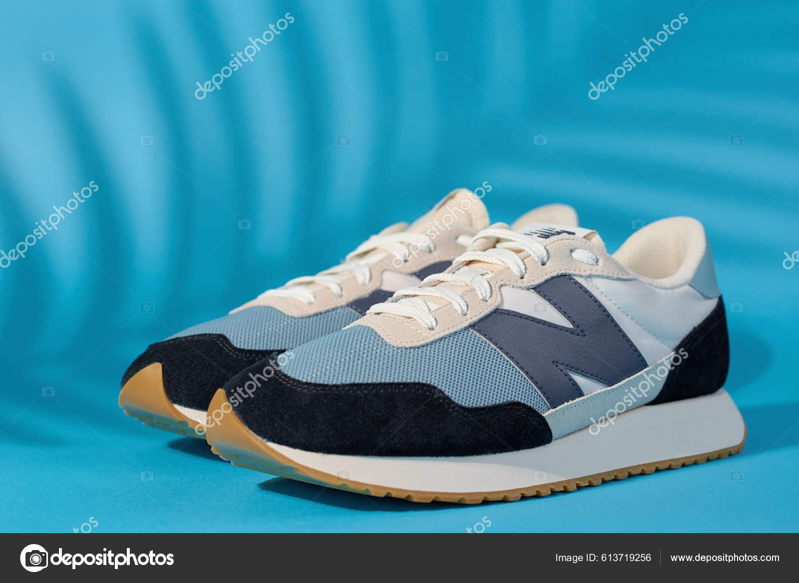 Snygg New Balance Skor Modell Ms237Hl1 Blå Bakgrund Med