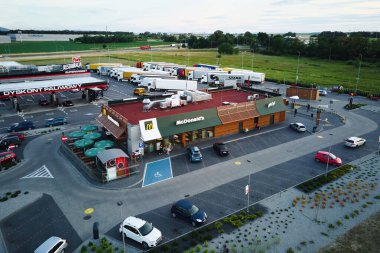 Otoyolun yanındaki McDonalds restoranı, hava manzaralı. Park etmiş arabaları olan McDonald 's Kafe. Katy Wroclawskie, Polonya - 17 Haziran 2022