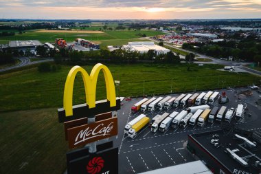 McDonalds logosu. Otoyolun yanında McCafe tabelası var. Hava manzaralı. McDonalds restoranı dünyanın en büyük fast food şirketi. Katy Wroclawskie, Polonya - 17 Haziran 2022