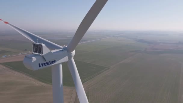 Vestas Turbina Eólica Campo Energia Renovável Feita Gerador Moinho Vento — Vídeo de Stock