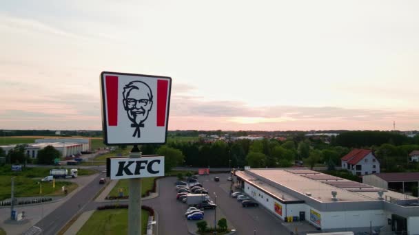 Luftaufnahme Des Kfc Logos Restaurant Fast Food Kette Mit Gebratenem — Stockvideo