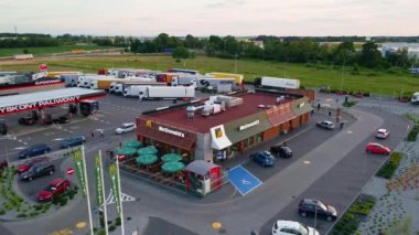 Otoyolun yanındaki McDonalds restoranı, hava manzaralı. Park etmiş arabaları olan McDonald 's Kafe. Katy Wroclawskie, Polonya - 17 Haziran 2022