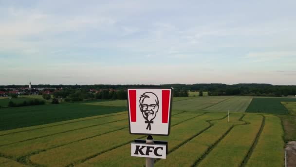 Вид Логотипа Kfc Ресторан Сети Быстрого Питания Жареной Курицей Кэти — стоковое видео