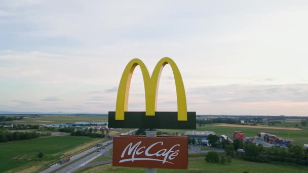 Λογότυπο Mcdonalds Σήμα Mccafe Κοντά Στην Εθνική Οδό Εναέρια Άποψη — Αρχείο Βίντεο