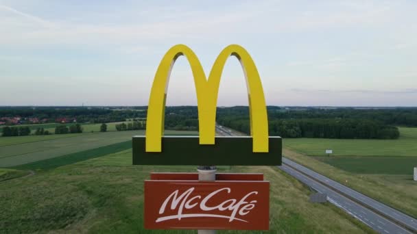 Logotipo Mcdonalds Com Sinal Mccafe Perto Rodovia Vista Aérea Restaurante — Vídeo de Stock