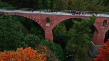 Sonbahar mevsiminde Srebrna Gora 'da viyadük demiryolu. Polonya turistler için bir dönüm noktası. Güzel doğa manzarası. Srebrna gora, Polonya - 01 Ekim 2022