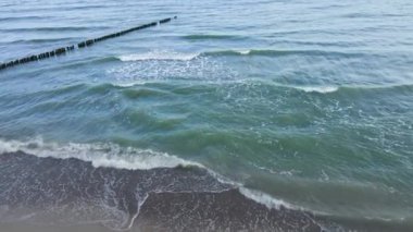 Su sıçratarak dalgalanan deniz. - Evet. Baltık deniz suyu yüzeyi, üst manzara