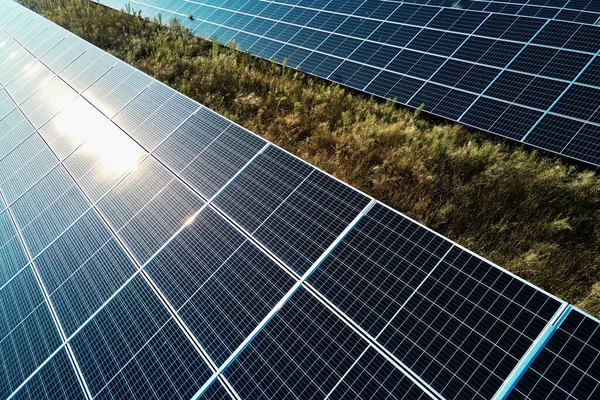 Güneş Bataryası Sahada Güneş Enerjisi Üretimi Için Fotovoltaik Paneller Alternatif — Stok fotoğraf