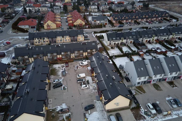 ヨーロッパの町で冬のシーズン 航空ビュー ヨーロッパ郊外にタウンハウス付きの住宅街区 — ストック写真