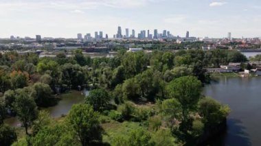 Varşova hava manzaralı nehir ve şehir merkezi gökdelenli, yaz günü Warshawa şehrinin panoramik manzaralı.