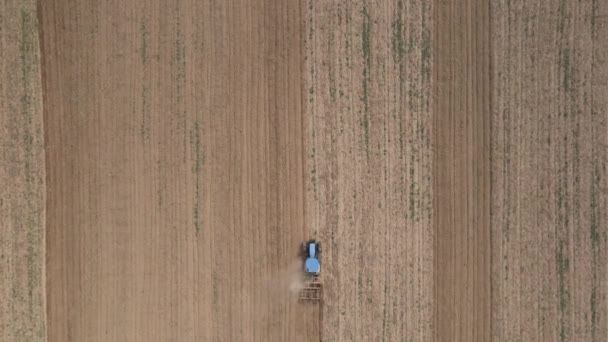 Çiftlik Traktörünün Üzerinde Uçan Dron Tarlada Çalışıyor Saban Üstüne Toz — Stok video