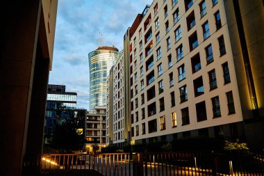 Varşova şehri caddesi, gökdelendeki ofis manzaralı. Şehir hayatı