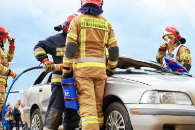 Kurtarma operasyonu eğitiminde itfaiyeciler. Kurtarma ekipleri kazadan sonra yolcunun kapısını açtılar. Katy Wroclawskie, Polonya - 28 Mayıs 2022