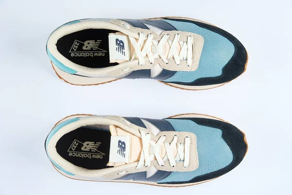 Par Snygga New Balance Skor Modell Ms237Hl1 Vit Bakgrund Ovanifrån — Stockfoto