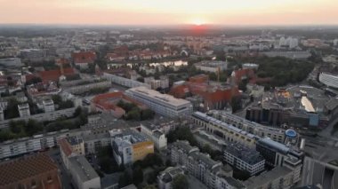 Wroclaw City, Polonya 'daki tarihi merkezi olan eski bir kasabanın üzerinde insansız hava aracı uçuşu. Ortaçağ mimarisi ve gündoğumunda modern binalarla şehir manzarası
