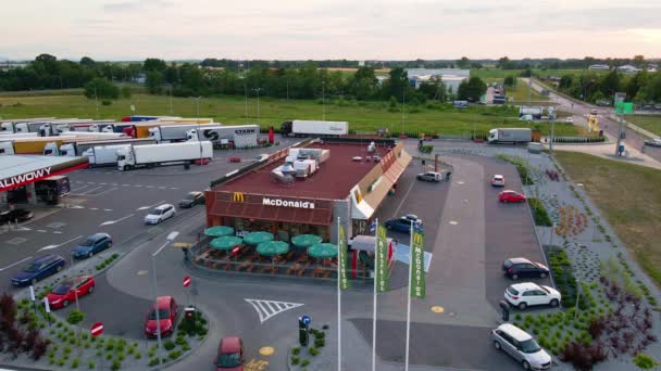 Restauracja Mcdonalds Przy Autostradzie Widok Lotu Ptaka Kawiarnia Mcdonalds Zaparkowanymi — Wideo stockowe