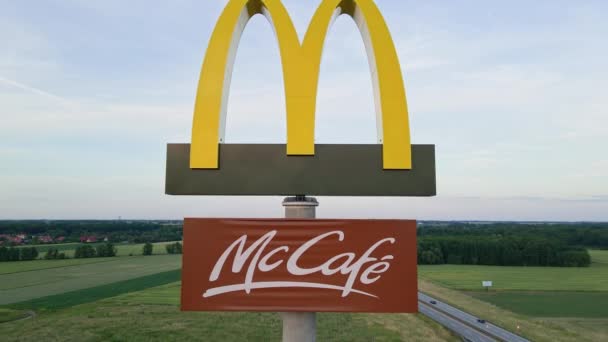 Mcdonalds Logotyp Med Mccafe Skylt Nära Motorvägen Flygvy Mcdonalds Restaurang — Stockvideo