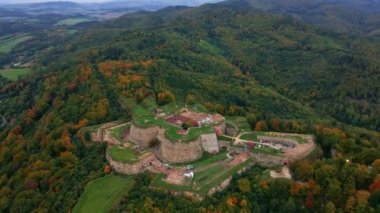Srebrna Gora kalesi ve sonbahar mevsiminde Sudety dağları, hava aracı manzarası. Polonya 'nın Aşağı Silezya kentindeki turistler için askeri kale simgesi
