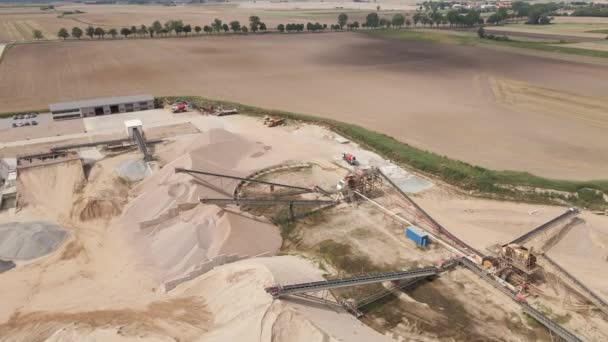 无人机飞越工厂进行沙矿开采 采用露天坑和输送机系统提取石英砂的工厂 装有重型倾卸卡车的采石场 — 图库视频影像
