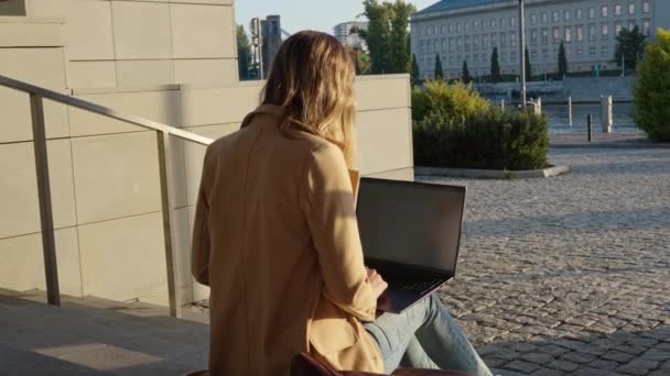 Žena Dálku Pracuje Sedí Schodech City Street Používá Notebook Žena — Stock video
